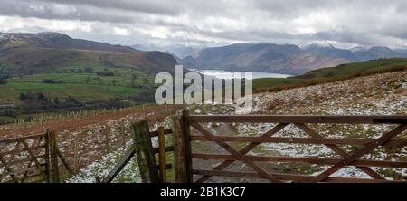 La vista invernale verso Keswick e Derwent Acqua da Lonscale Cadde nel lago inglese Distract Foto Stock
