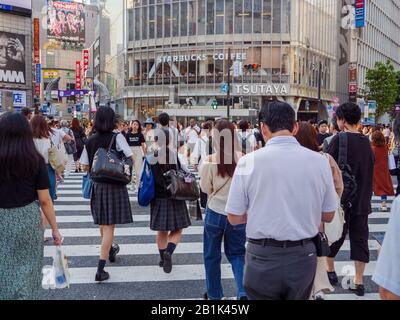 Shibuya, Giappone - 23 9 19: Un uomo d'affari nella folla che attraversa la mischia di Shibuya Foto Stock