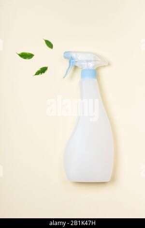 Detergente ecologico spray. Ingredienti biologici, concetto di prodotti per la pulizia naturale su un fondo giallo alla moda. Zero rifiuti concetto, riutilizzo, eco-friendly shopping, vegan Foto Stock