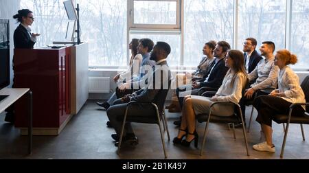 Formazione aziendale. Capo che dà la presentazione al personale giovane Foto Stock