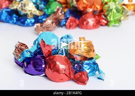 Colorato natale lucido avvolto cioccolato Foto Stock