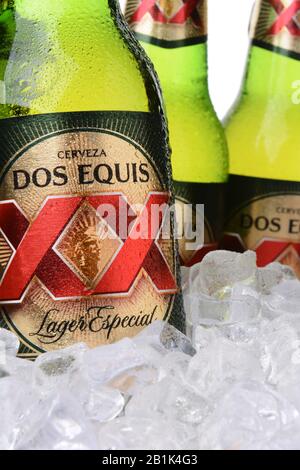 Irvine, CA - 30 MAGGIO 2014: Primo piano di bottiglie di Dos Equis Lager Especial in ghiaccio. Fondata nel 1890 dalla fabbrica di birra Cuauhtemoc-Mottezuma a Monterrey, Foto Stock