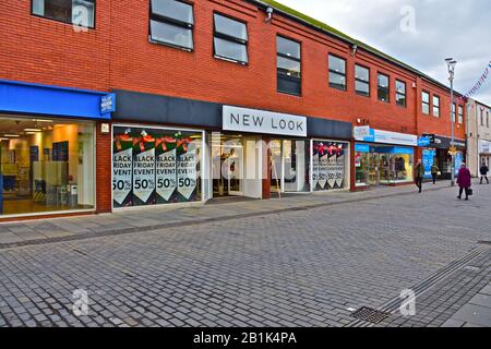 Una vista ad ampio angolo delle moderne unità di negozi lungo Caroline Street nel centro di Bridgend. Foto Stock