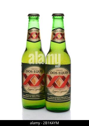 Irvine, CA - 25 MAGGIO 2014: Due bottiglie di Dos Equis Lager Especial con condensazione. Fondata nel 1890 dalla fabbrica di birra Cuauhtemoc-Mottezuma a Monterr Foto Stock