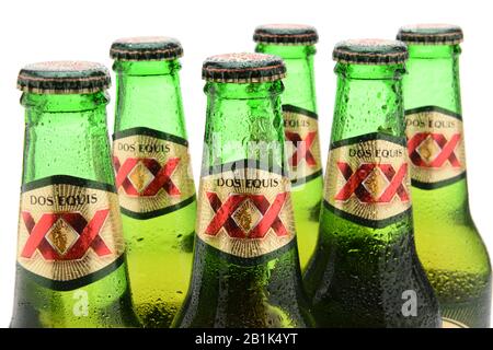 Irvine, CA - 25 MAGGIO 2014: Primo piano delle bottiglie Dos Equis Lager. Fondata nel 1890 dalla fabbrica di birra Cuauhtemoc-Moctezuma a Monterrey, Messico Foto Stock