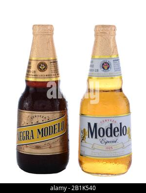 Irvine, CA - 14 GIUGNO 2015: Una bottiglia di Modelo Especial e Negra Modelo. Prodotta da Grupo Modelo una grande fabbrica di birra in Messico di proprietà belga-brasiliana Foto Stock
