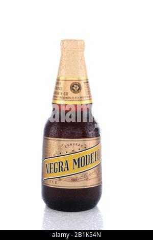 Irvine, CA - 14 GIUGNO 2015: Una bottiglia singola di Negra Modelo. Negra Modelo è un Lager di Vienna, prodotto per la prima volta in Messico dagli immigrati austriaci. Foto Stock