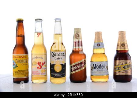 Irvine, California - 14 GIUGNO 2015: Famose Birre messicane. Bottiglie di birra pacifica, Sol, Corona, Bohemia e Modelo su un tavolo umido con riflessi. Foto Stock