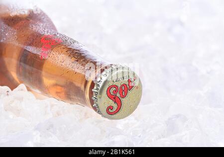 Irvine, California - 26 AGOSTO 2016: Una bottiglia singola di birra Sol. Dal birrificio Cuauhtemoc Moctezuma, a Monterey, Messico, è stato introdotto per la prima volta nel Foto Stock