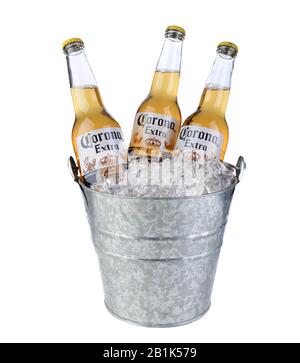 Irvine, CA - 09 gennaio 2014: Tre bottiglie di Corona Extra in un secchio di ghiaccio. Corona è la birra importata più diffusa negli Stati Uniti. Foto Stock