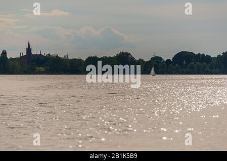 Skyline di Mantova visto dal fiume Mincio, Mantova Foto Stock