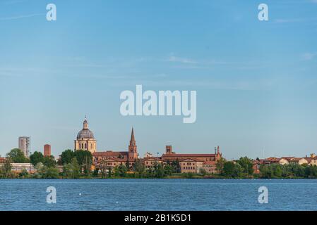 Skyline di Mantova visto dal fiume Mincio, Mantova Foto Stock