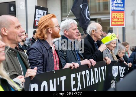 Il banner principale con i principali relatori per la marcia Do't Extradite Assange in protesta di WikiLeaks Julian Assange udienza di estradizione negli Stati Uniti. Foto Stock