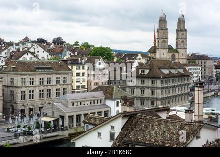 Zurigo, Svizzera – 25 Giugno 2016. Vista sul centro di Zurigo verso la chiesa Grossmunster, con proprietà commerciali e persone. Foto Stock