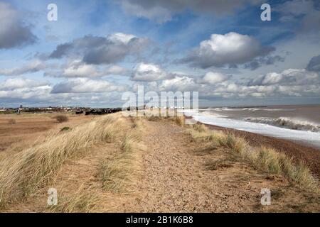 Percorso lungo la costa di Walberwick con Southwold sullo sfondo, Suffolk, Regno Unito Foto Stock