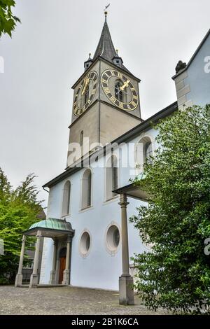 Zurigo, Svizzera – 25 giugno 2016. Vista esterna della chiesa di San Pietro a Zurigo, in una giornata nuvolosa. La faccia dell'orologio del campanile ha un diametro di 8.7 m. Foto Stock