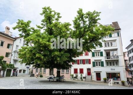 Zurigo, Svizzera – 25 Giugno 2016. Vista su Piazza San Pietro Hofstatt a Zurigo, con edifici, proprietà commerciali, persone e vegetazione. Foto Stock