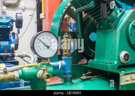 Il misuratore di pressione nel sistema pneumatico. Foto Stock