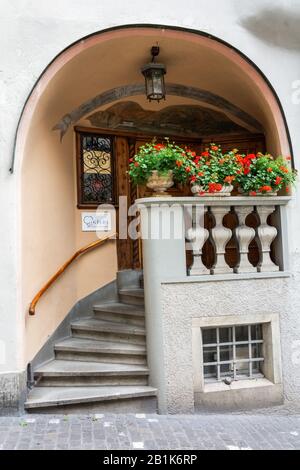 Zurigo, Svizzera – 25 Giugno 2016. Ingresso a un ristorante Gilde in un edificio storico a Zurigo. Foto Stock