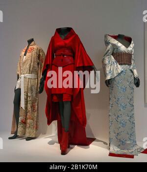 Kimono di proprietà di Freddie Mercury, Kimono ensemble per Madonna Jean Paul Gaultier(b. grande) e 'Homogenic' in mostra, durante un'anteprima della mostra 'Kimono: Kyoto to Catwalk' al V&A Museum di Londra. Foto Stock