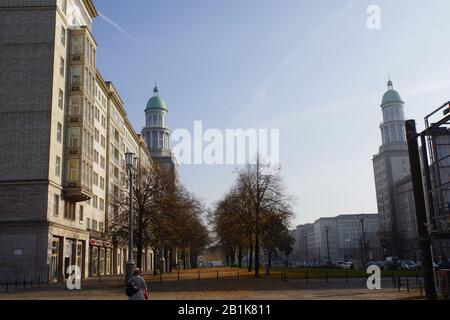 Sozialistische Monumentalbauten in der Karl-Marx-Allee, Berlino, Deutschland Foto Stock