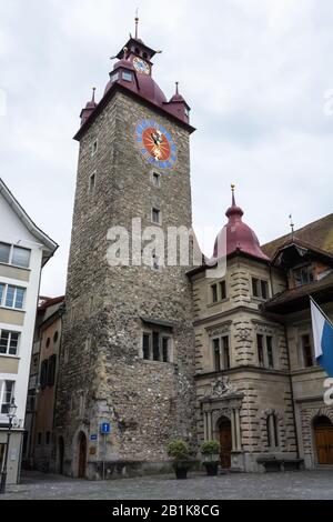 Lucerna, Svizzera - 26 Giugno 2016. Torre dell'edificio Rathaus in piazza Kornmarkt a Lucerna. La torre fu eretta nel tardo medioevo lat Foto Stock