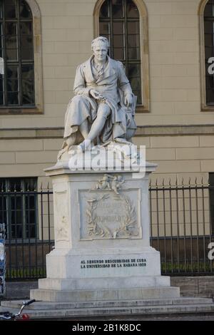 Alexander von Humboldt-Denkmal vor der gleichnamigen Universität di Berlino, Deutschland Foto Stock