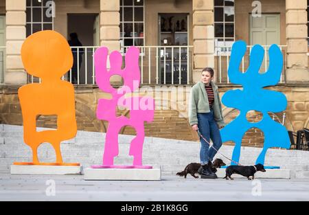 Un membro del pubblico vede un'installazione intitolata People Play, dell'artista Alice Irwin, presso La Piece Hall di Halifax. Foto Stock