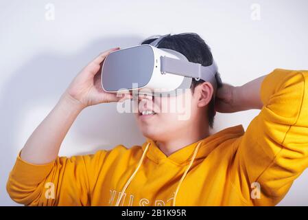 Persone che indossano occhiali e realtà virtuale vr Foto Stock