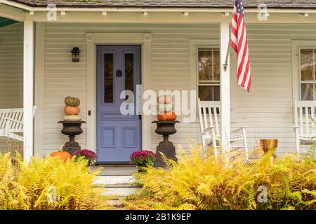 Si trova nello storico Hopkinton Village, New Hampshire. Situato di fronte al municipio, questa vecchia casa ha tutti i makings di una scena autunnale. Foto Stock