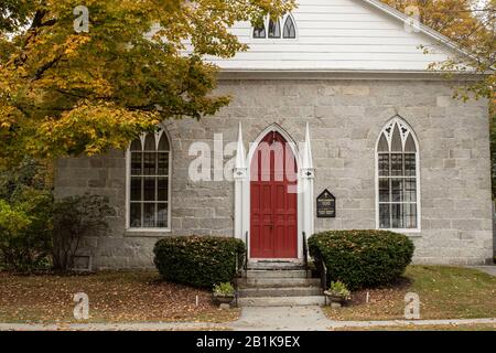 Si trova nello storico Hopkinton Village, New Hampshire. Chiesa Episcopale Di St Andrews. Hopkinton's Village è un grazioso villaggio o centro della città. Foto Stock