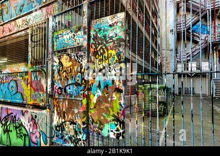 Tag graffiti con scrawled che coprono il cancello rinforzato in laneway, Hosier Street, Melbourne Lanes, Melbourne, Victoria, Australia Foto Stock