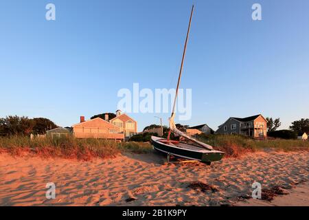 Barca conservata in spiaggia all'alba Foto Stock