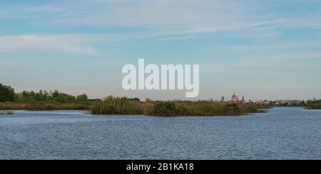 Skyline di Mantova visto dal fiume Mincio, Mantova Foto Stock