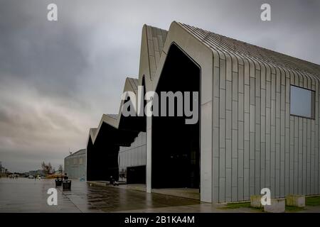 Glasgow, SCOZIA - 25 GENNAIO 2020: Il moderno museo dei trasporti lungo il fiume sulle rive del fiume Clyde. Foto Stock