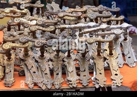 Sonntags-Flohmarkt auf der Strasse des 17. Juni im Tiergarten di Berlino, Deutschland Foto Stock