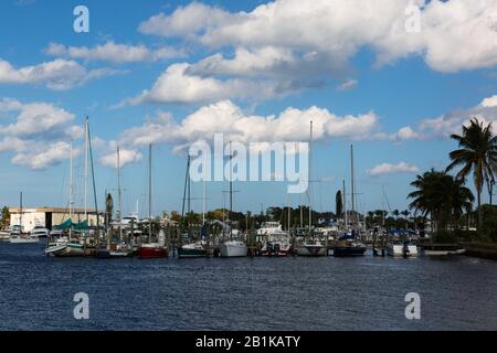 Le barche a vela sono ormeggiate presso un molo sul Manatee Pocket a Port Salerno, Florida, Stati Uniti. Foto Stock