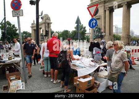 Sonntags-Flohmarkt auf der Strasse des 17. Juni , Tiergarten di Berlino, Deutschland Foto Stock