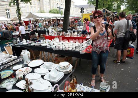 Sonntags-Flohmarkt auf der Strasse des 17. Juni , Tiergarten di Berlino, Deutschland Foto Stock