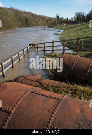 Resti di ingegneria vittoriana accanto al fiume Severn in piena profonda a Jackfield, Ironbridge, Gorge, Shropshire, Inghilterra. Foto Stock