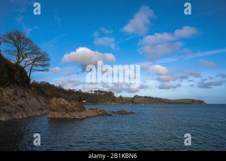 L'estuario del fiume Helford e Toll Point da Polgwidden Cove, Cornwall, Inghilterra, Regno Unito Foto Stock