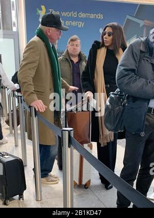 Primo: 25.02.2020 Calcio: UEFA Champions League, stagione CL 2019/2020 UCL round of 16, First leg FC Chelsea - FCB FC Bayern Munich Muenchen 0: 3 Boris Becker accompagnato dall'aeroporto di Londra Heathrow, al check-in di sicurezza al Terminal 2 | utilizzo in tutto il mondo Foto Stock