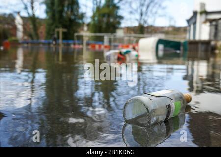 Bewdley, Regno Unito. 26th febbraio 2020. Le acque alluvionali nella città di Bewdley nel Worcestershire sono ancora in aumento con le previsioni del fiume Severn per picco questa sera intorno alle 20:00. Molti residenti sono ancora a rischio di acqua alluvione entrare nelle loro proprietà, come i servizi di emergenza continuare i loro sforzi per mantenere la gente di Bewdley sicuro. Credito: Lee Hudson/Alamy Live News Foto Stock