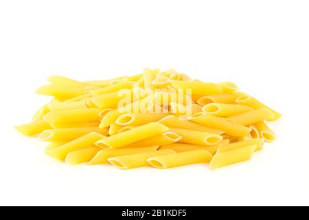 Mucchio Pasta Penne isolato su sfondo bianco. La pasta è un alimento di base della cucina italiana tradizionale. Foto Stock