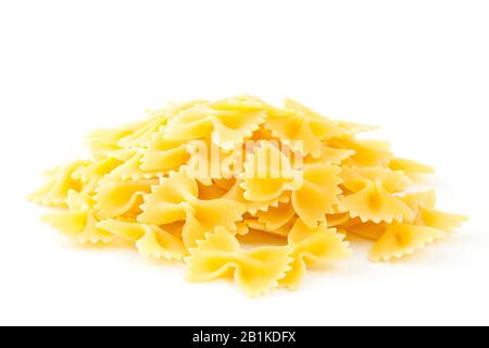 Mucchio Farfalle pasta isolato su sfondo bianco. La pasta è un alimento di base della cucina italiana tradizionale. Foto Stock