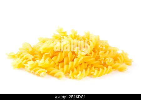 Heap Fusilli Pasta isolata su sfondo bianco. La pasta è un alimento di base della cucina italiana tradizionale. Foto Stock