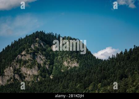 Il Fiume Dunajec In Polonia. Paesaggio di montagna. Vista panoramica sulle maestose montagne durante il giorno estivo. Montagne Di Tatra Alta Foto Stock