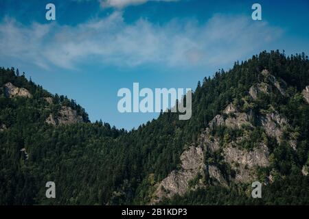 Il Fiume Dunajec In Polonia. Paesaggio di montagna. Vista panoramica sulle maestose montagne durante il giorno estivo. Montagne Di Tatra Alta Foto Stock