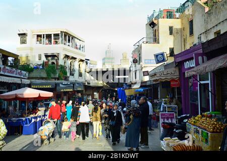 Fes, Marocco - Novembre 20th 2014: Folla non identificata di persone nel centro commerciale souk Fes-el Bali Foto Stock