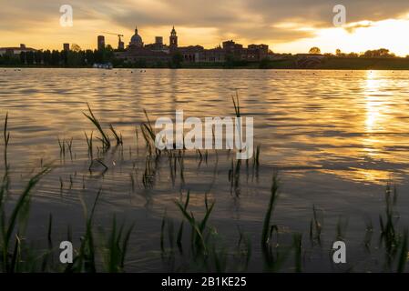 Tramonto sul profilo dello skyline di Mantova preso dal ponte di San Giorgio, Mantova, Italia Foto Stock